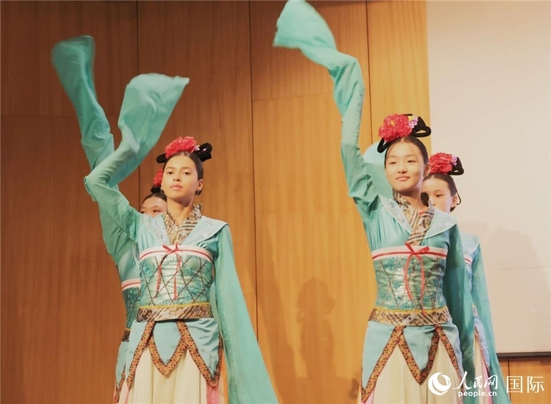 兩國文化志愿者共同表演中國傳統(tǒng)舞蹈。人民網(wǎng)記者 陳海琪攝