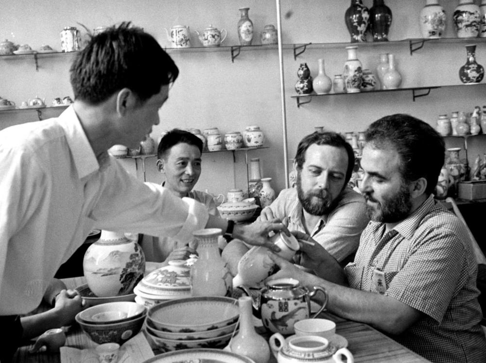 ↑ 在1978年的廣交會(huì)上，意大利客商在洽談選購(gòu)景德鎮(zhèn)瓷器。