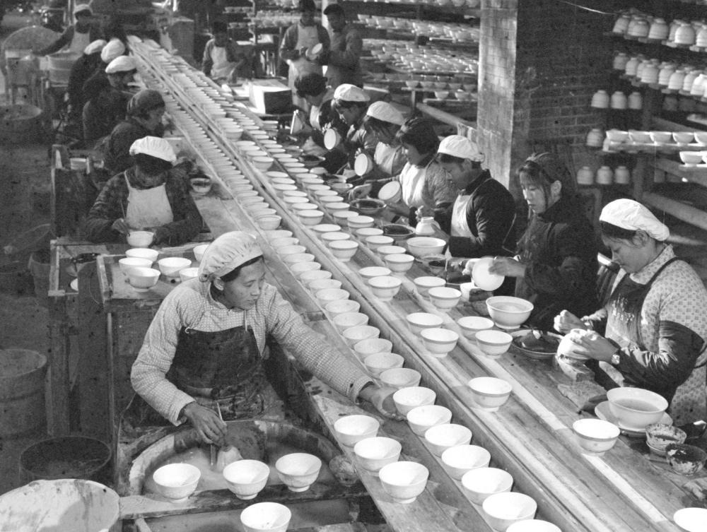 ↑ 1978年，景德鎮(zhèn)為民瓷廠工人生產(chǎn)日用瓷。