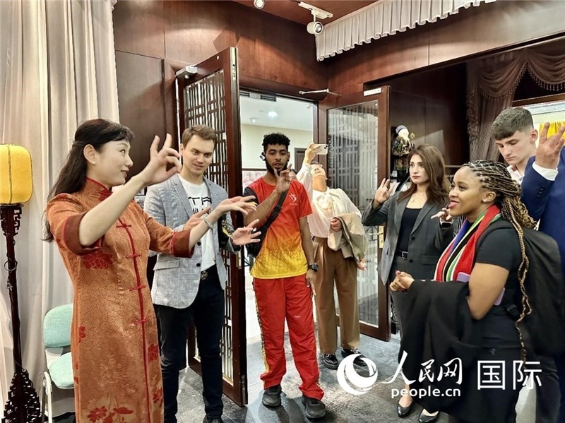 國(guó)際民間人士代表團(tuán)參觀古北市民中心昆曲教室。人民網(wǎng)記者 周雨攝