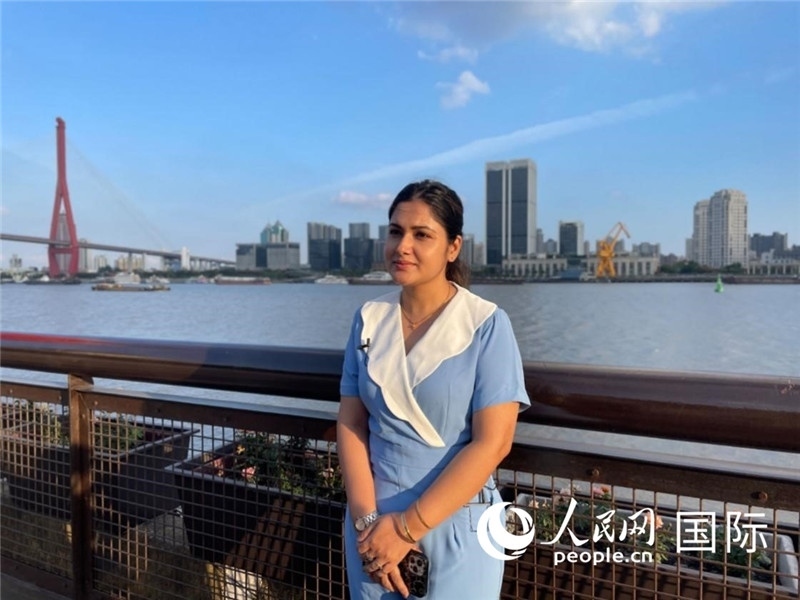 孟加拉國(guó)Channel24電視頻道主持人伊斯拉特·阿敏在上海市楊浦濱江接受采訪。 人民網(wǎng)記者 張榮攝