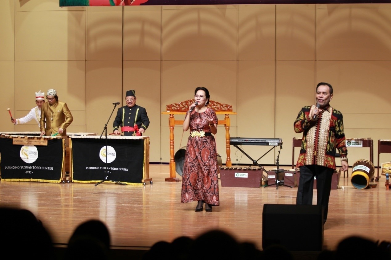 印尼駐華大使周浩黎及夫人艾茜薇演唱中文歌曲《月亮代表我的心》。印尼駐華大使館供圖