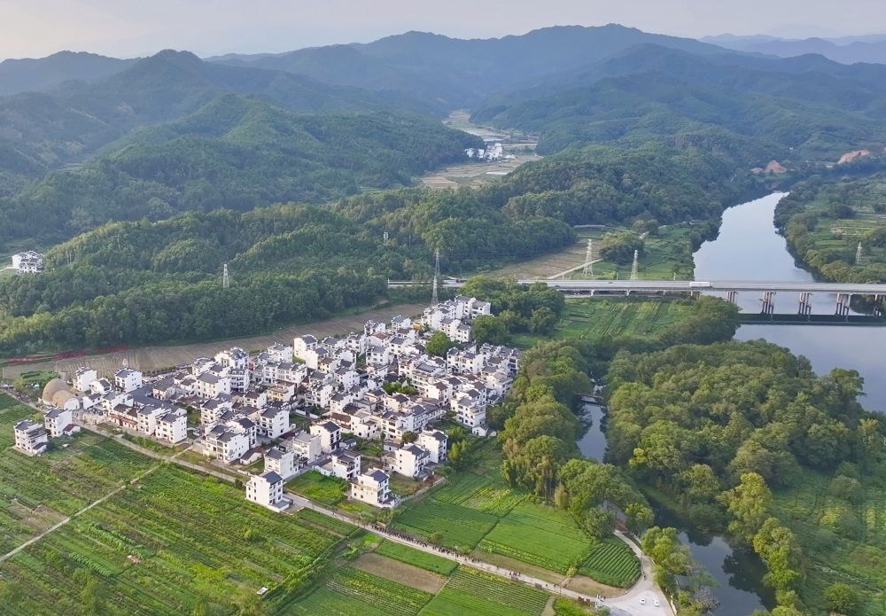俯瞰婺源縣王村石門自然村（2023年10月11日攝）。