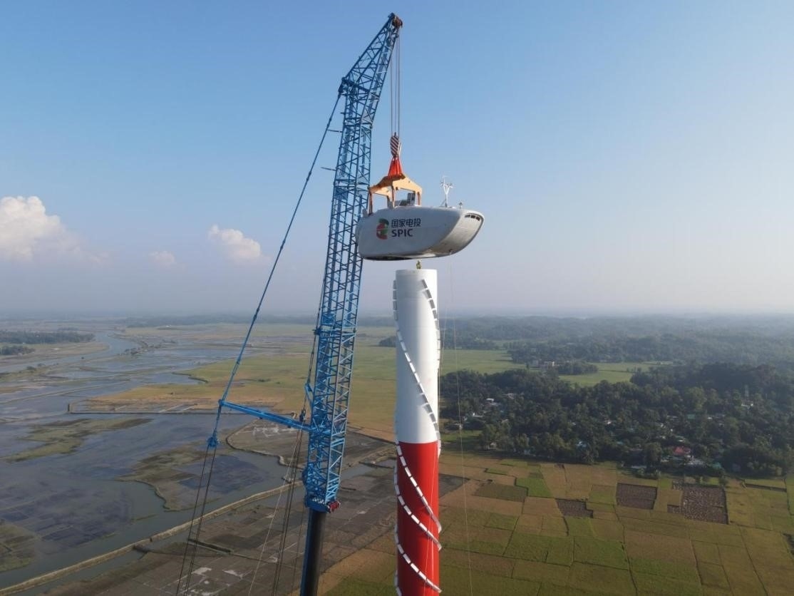 孟加拉國科巴風電項目首臺風機吊裝。國家電投供圖