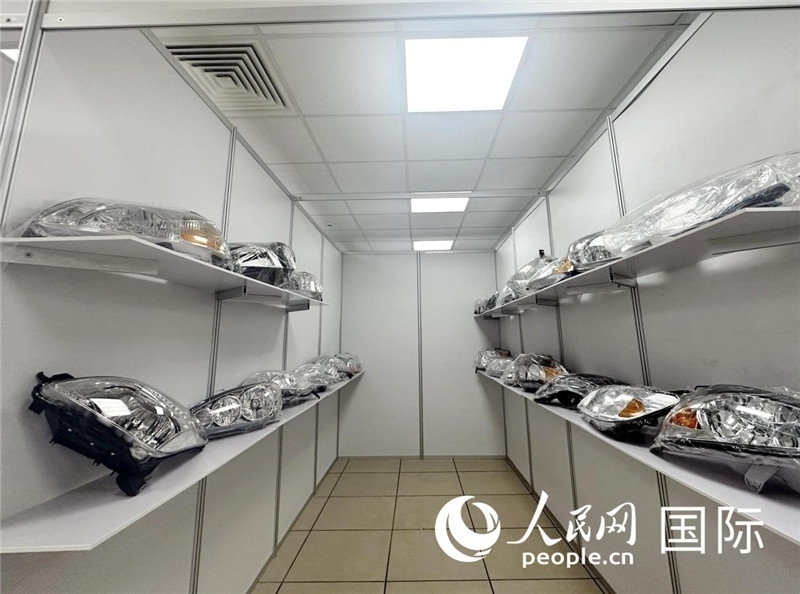 在位于莫斯科格林伍德國際貿(mào)易中心的浙江寧波優(yōu)質(zhì)商品展銷中心內(nèi)，展示著來自浙江寧波慈溪市的汽車配件樣品。人民網(wǎng)記者 申佳平攝