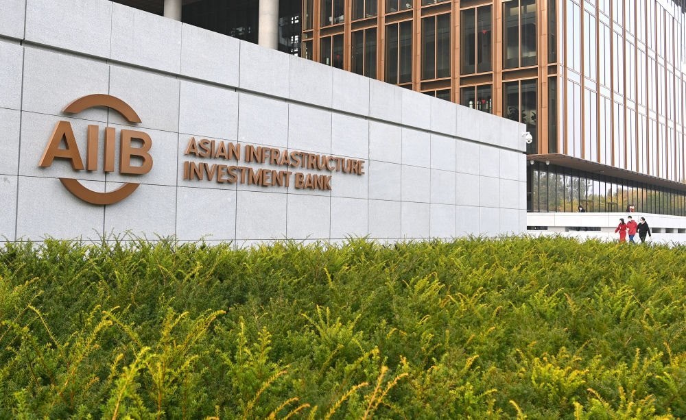 這是亞洲基礎(chǔ)設(shè)施投資銀行（亞投行）標(biāo)志（2021年10月25日攝）。新華社記者 李賀 攝