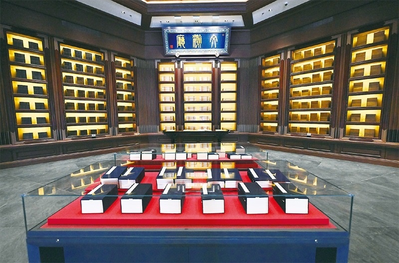 建設(shè)中國(guó)國(guó)家版本館，是以習(xí)近平同志為核心的黨中央作出的重大決策，是文明大國(guó)建設(shè)的基礎(chǔ)工程，是功在當(dāng)代、利在千秋的標(biāo)志性文化工程，充分體現(xiàn)了我們黨傳承發(fā)展中華文化的高度自覺(jué)、汲取歷史智慧更好走向未來(lái)的歷史主動(dòng)。圖為2023年5月拍攝的中國(guó)國(guó)家版本館中央總館文瀚廳。 新華社發(fā)