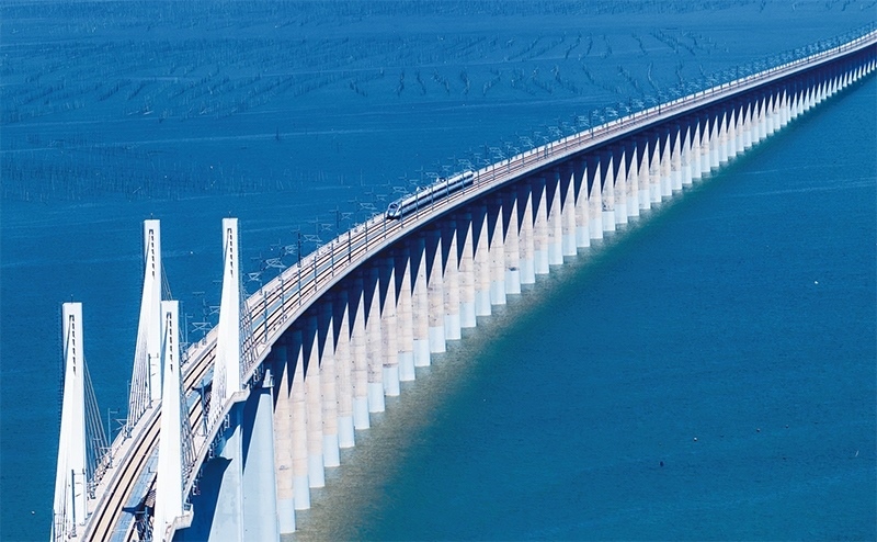 2023年9月28日，中國(guó)首條時(shí)速350公里跨海高鐵——福廈高鐵正式開(kāi)通運(yùn)營(yíng)。圖為一列運(yùn)行試驗(yàn)車(chē)組駛過(guò)福廈高鐵湄洲灣跨海大橋（9月19日攝，無(wú)人機(jī)照片）。 新華社記者 魏培全/攝