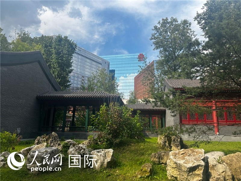 莫斯科中國貿(mào)易中心的中式園林“華銘園”一角。人民網(wǎng)記者 申佳平攝