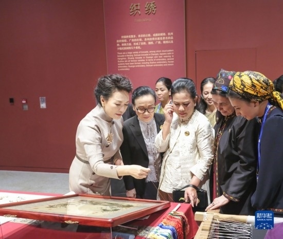  10月18日上午，國家主席習(xí)近平夫人彭麗媛邀請(qǐng)出席第三屆“一帶一路”國際合作高峰論壇的外方領(lǐng)導(dǎo)人夫人參觀中國工藝美術(shù)館（中國非物質(zhì)文化遺產(chǎn)館）。這是彭麗媛同外方領(lǐng)導(dǎo)人夫人觀看刺繡。新華社記者 殷博古 攝