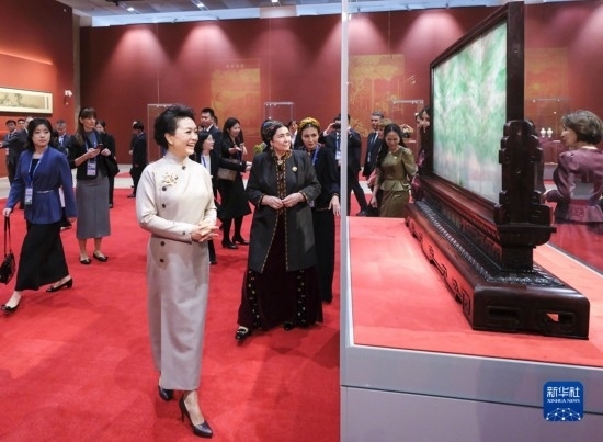  10月18日上午，國家主席習(xí)近平夫人彭麗媛邀請(qǐng)出席第三屆“一帶一路”國際合作高峰論壇的外方領(lǐng)導(dǎo)人夫人參觀中國工藝美術(shù)館（中國非物質(zhì)文化遺產(chǎn)館）。這是彭麗媛同外方領(lǐng)導(dǎo)人夫人參觀展品。新華社記者 丁林 攝
