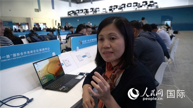 越南之聲廣播電臺(tái)記者胡鴻行（音譯，H? H?ng H?nh）與記者交談。人民網(wǎng) 楊春燕攝