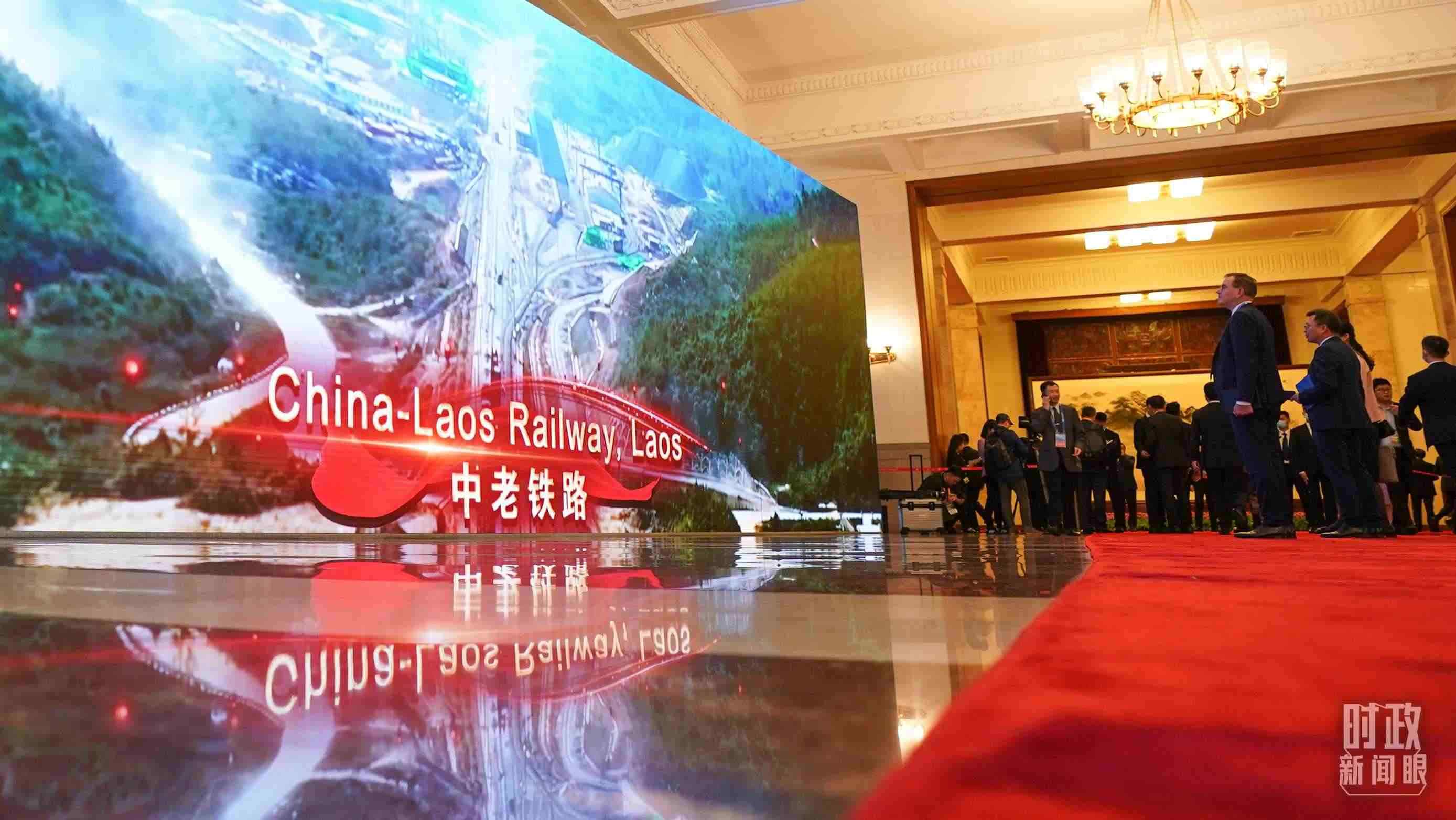 △人民大會(huì)堂，參會(huì)人員駐足了解“一帶一路”標(biāo)志性項(xiàng)目。（總臺(tái)國(guó)廣記者李晉拍攝）