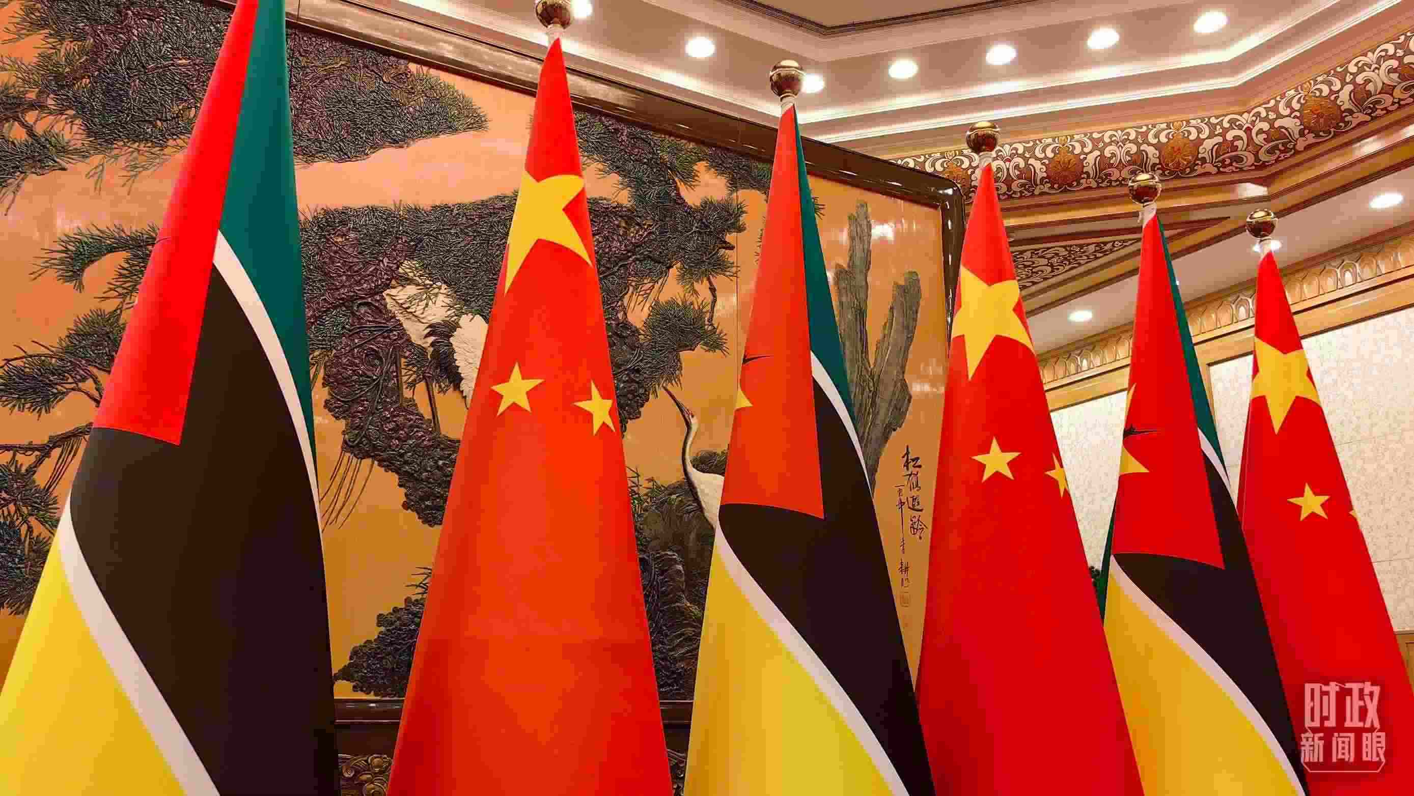 △會(huì)見(jiàn)現(xiàn)場(chǎng)，中國(guó)、莫桑比克兩國(guó)國(guó)旗。（總臺(tái)央廣記者潘毅拍攝）
