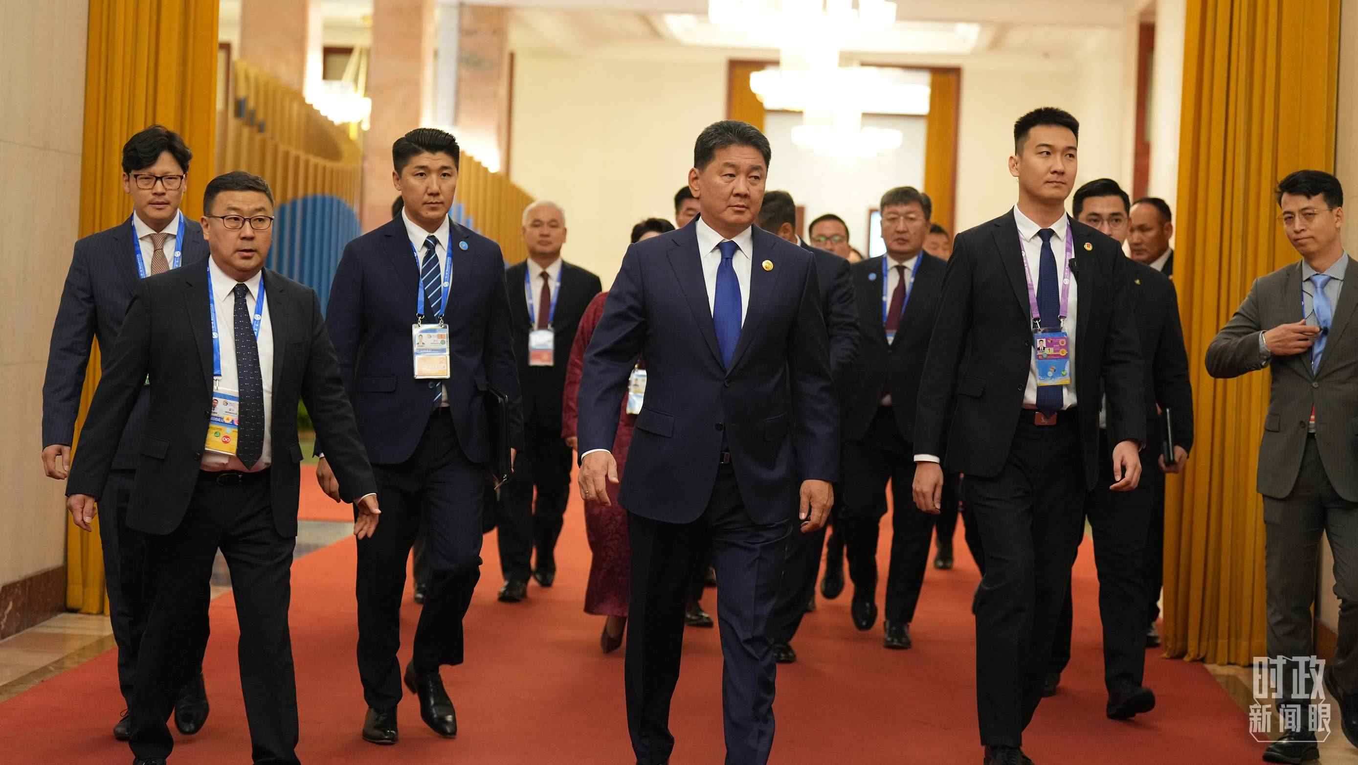 △人民大會(huì)堂，蒙古國(guó)總統(tǒng)呼日勒蘇赫走向會(huì)見(jiàn)廳。（總臺(tái)國(guó)廣記者李晉拍攝）