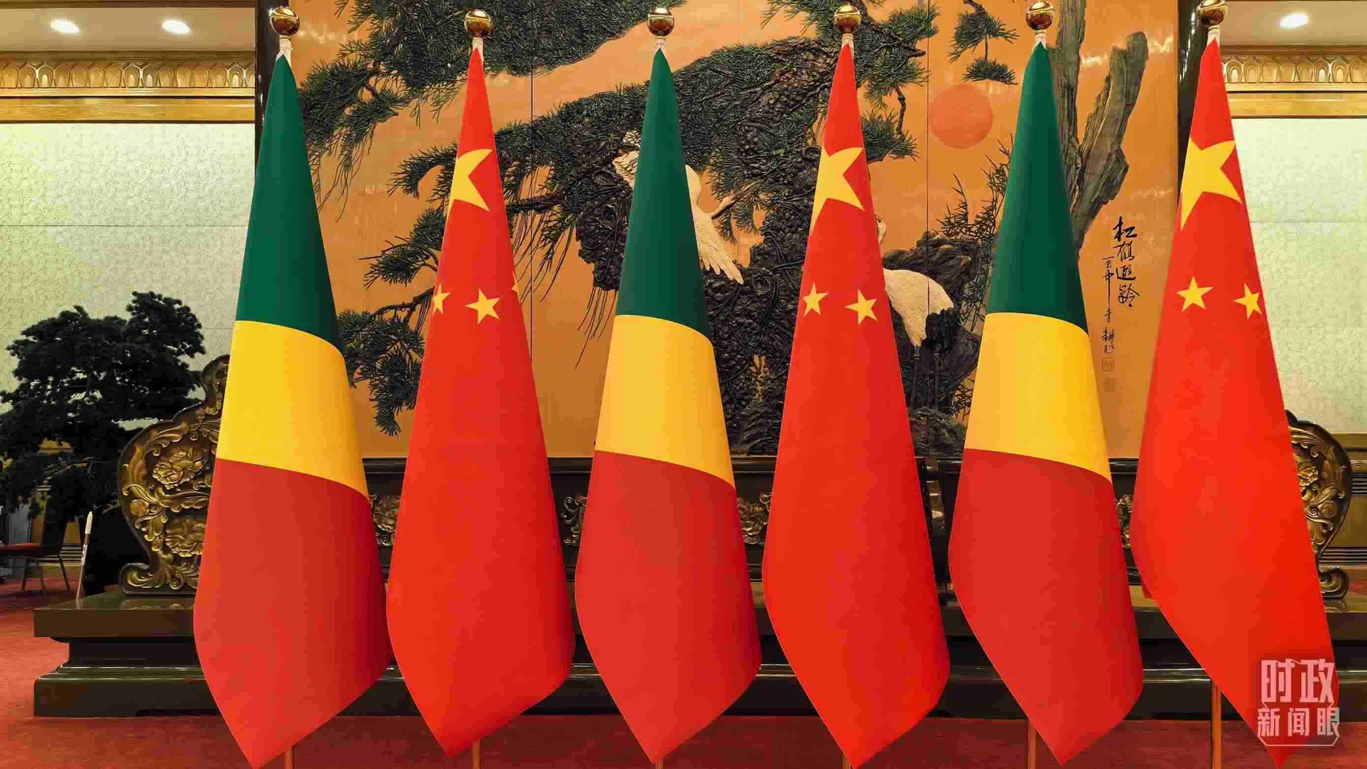△會(huì)見(jiàn)現(xiàn)場(chǎng)的中國(guó)、剛果（布）兩國(guó)國(guó)旗。（總臺(tái)央視記者陸泓宇拍攝）