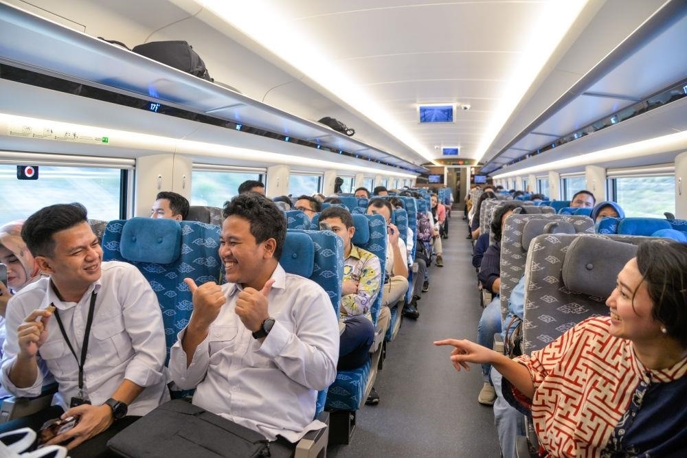 △2023年10月17日，G1137次動車組列車從印尼雅加達哈利姆車站開出。雅加達至萬隆最快鐵路運行時間從3個多小時縮短至46分鐘。