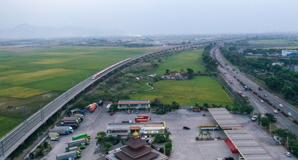 這是在印度尼西亞萬隆拍攝的一列行駛中的雅萬高鐵高速動車組列車（2023年10月17日攝，無人機照片）。新華社記者 徐欽 攝