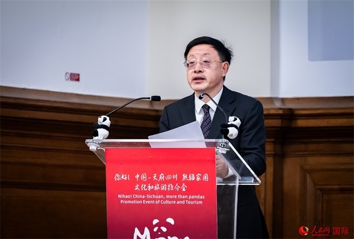 四川省文化和旅游廳廳長(zhǎng)戴允康作文化旅游推介。人民網(wǎng) 郭錦標(biāo)攝