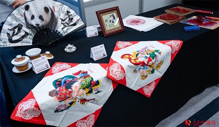 活動(dòng)現(xiàn)場(chǎng)的現(xiàn)場(chǎng)文創(chuàng)展、互動(dòng)體驗(yàn)區(qū)、非遺區(qū)展示。人民網(wǎng) 郭錦標(biāo)攝