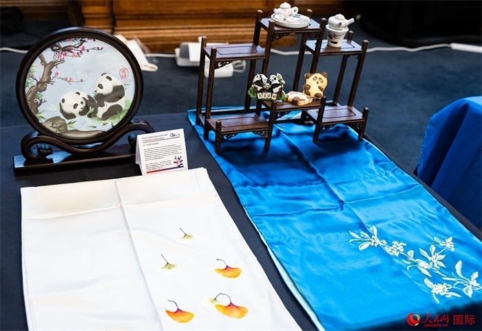 活動(dòng)現(xiàn)場(chǎng)的現(xiàn)場(chǎng)文創(chuàng)展、互動(dòng)體驗(yàn)區(qū)、非遺區(qū)展示。人民網(wǎng) 郭錦標(biāo)攝