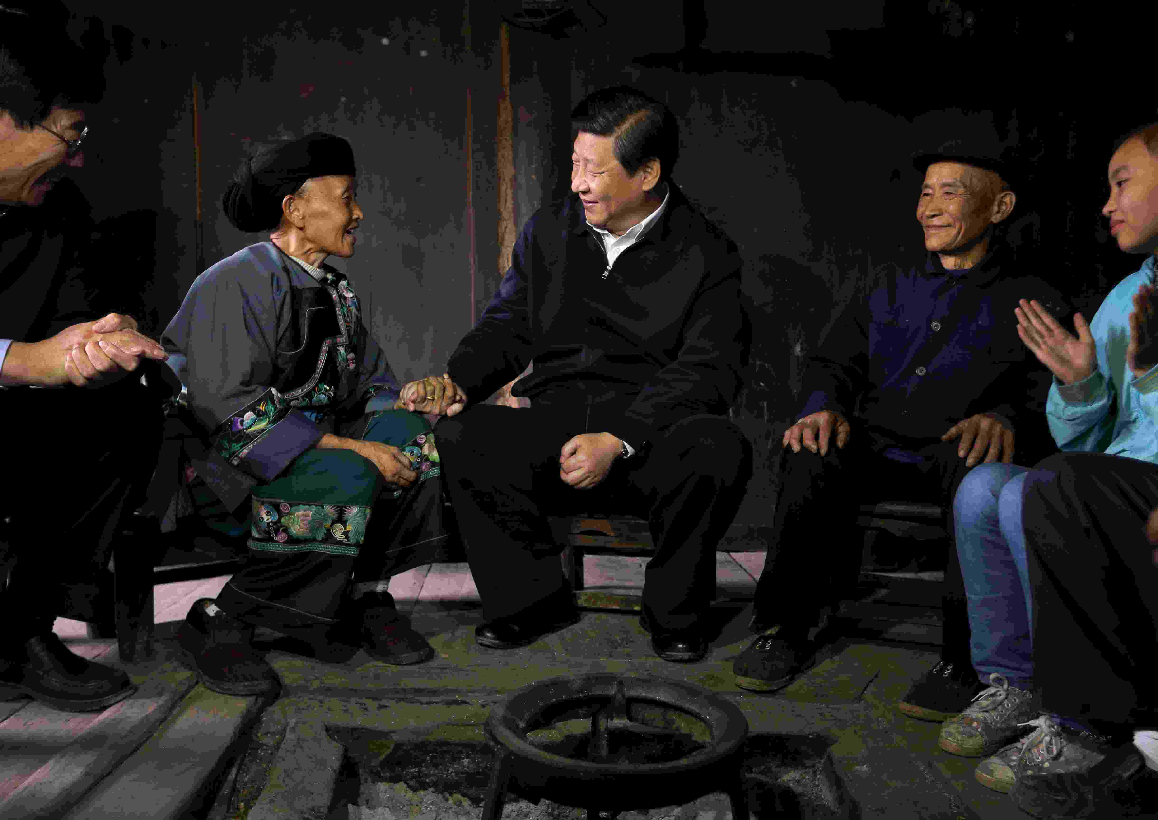 2013年11月3日，習(xí)近平在湖南花垣縣十八洞村，與石拔三老人握手交談。