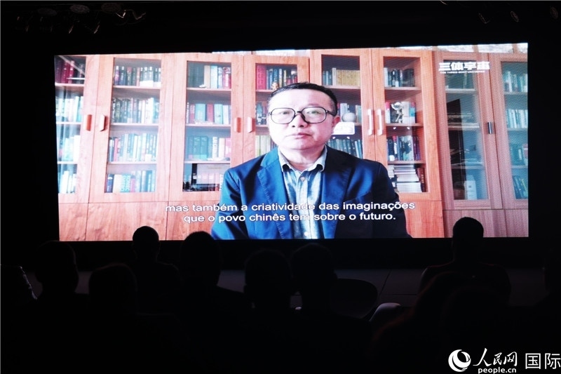 長篇小說《三體》作者劉慈欣通過視頻致辭。 人民網(wǎng)記者 時元皓攝