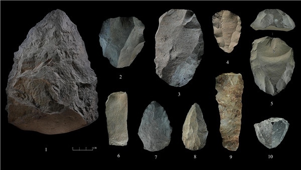 石制品 1.手斧 2、4、5.勒瓦婁哇石核（循環(huán)剝片法、優(yōu)先剝片法）3.勒瓦婁哇石葉石核 6.勒瓦婁哇石葉 7、8.勒瓦婁哇尖狀器 9.石葉 10.錐形石葉石核。中肯聯(lián)合考古隊供圖