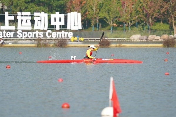 10月23日，杭州第4屆亞殘運會皮劃艇女子KL1級比賽，中國隊選手謝毛三在比賽中。人民網(wǎng)記者 李乃妍攝