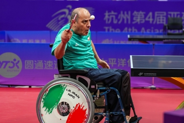 10月23日，杭州第4屆亞殘運會乒乓球男子單打Class2小組循環(huán)賽舉行。圖為伊朗隊選手哈?！ず嗁M尚在比賽中。圖片來源：杭州亞殘組委會