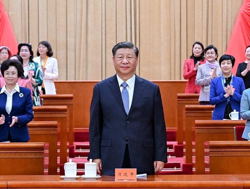 △2023年10月23日，中國(guó)婦女第十三次全國(guó)代表大會(huì)在北京人民大會(huì)堂開幕。這是習(xí)近平總書記在主席臺(tái)向與會(huì)代表致意。