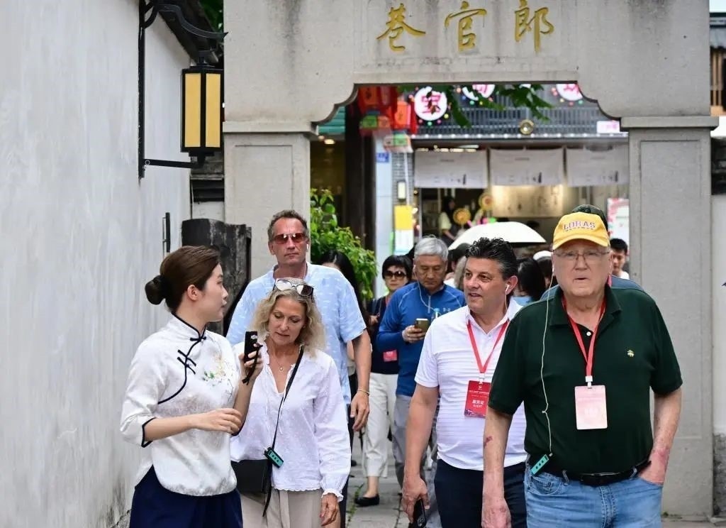 △2023年6月27日，“鼓嶺之友”部分成員和中美各界人士在福建福州南后街三坊七巷參觀訪問。