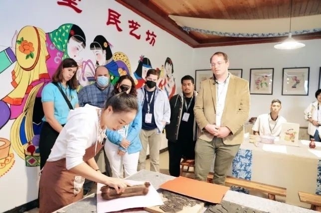 △美國(guó)席勒協(xié)會(huì)青年代表團(tuán)在四川感受中國(guó)傳統(tǒng)文化。