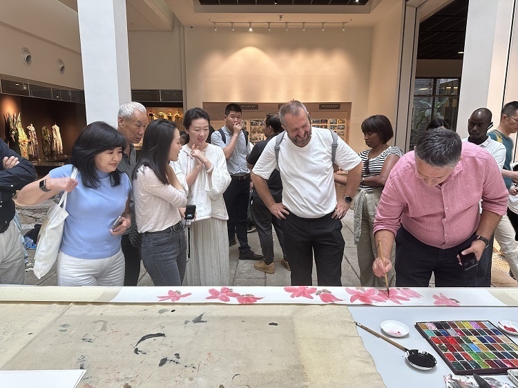 首屆國際傳播“絲路獎”獲獎代表等在廣州市荔灣區(qū)永慶坊參加文化交流活動。楊爍壁、王燕攝影報道