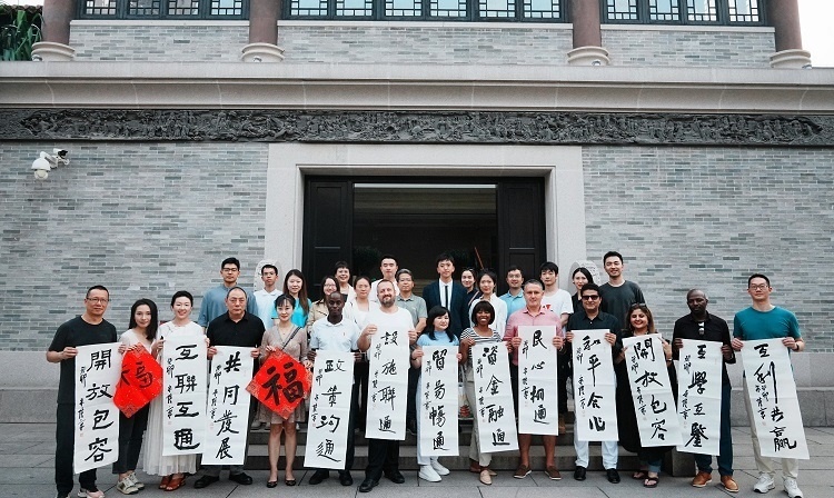 首屆國際傳播“絲路獎”獲獎代表等在廣州市荔灣區(qū)永慶坊參加文化交流活動。楊爍壁、王燕攝影報道