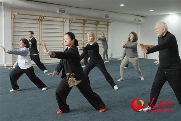 阿根廷武術(shù)俱樂部協(xié)會副會長陳敏正在教學(xué)。人民網(wǎng)記者 張若涵攝