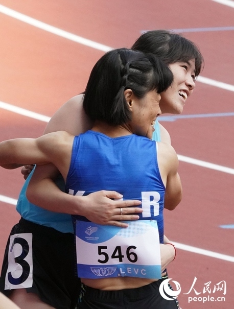 10月23日，杭州亞殘運(yùn)會田徑女子200米T36級比賽結(jié)束后，中國體育代表團(tuán)選手史逸婷(后)與韓國選手全珉彩相擁慶祝。人民網(wǎng)記者 胡雪蓉?cái)z