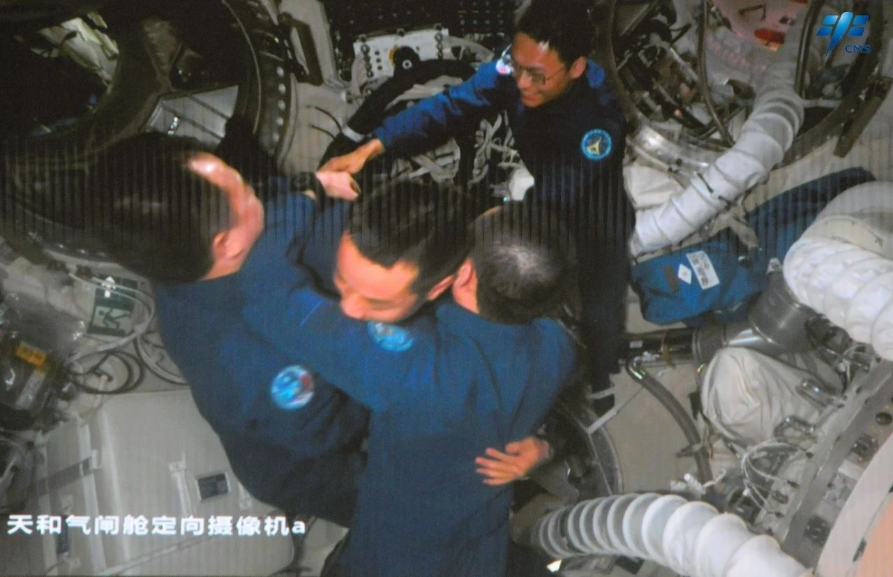 神舟十七號航天員乘組順利進入空間站。中國載人航天工程辦公室供圖