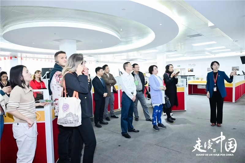 媒體記者參觀天津航空運(yùn)營控制中心。主辦方供圖。