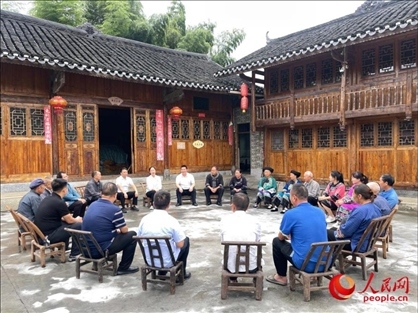 花垣縣石欄鎮(zhèn)朋巖村的院壩會。人民網(wǎng) 周靜圓攝