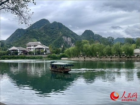 秋日的邊城鎮(zhèn)，青山滴翠、碧水含情。人民網(wǎng) 周靜圓攝
