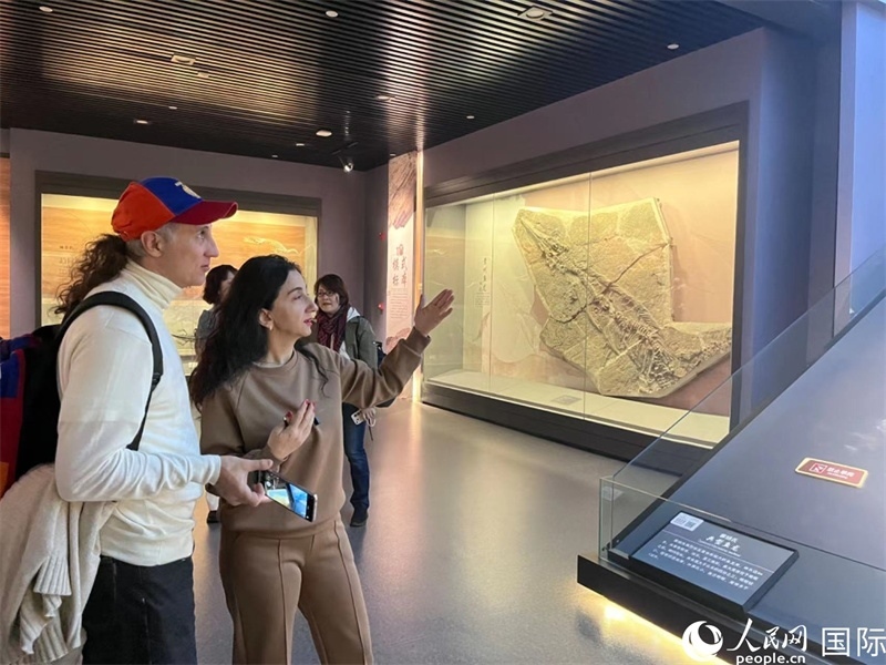 歐亞國家記者在參觀貴州省地質(zhì)博物館 。 人民網(wǎng) 鄧潔攝