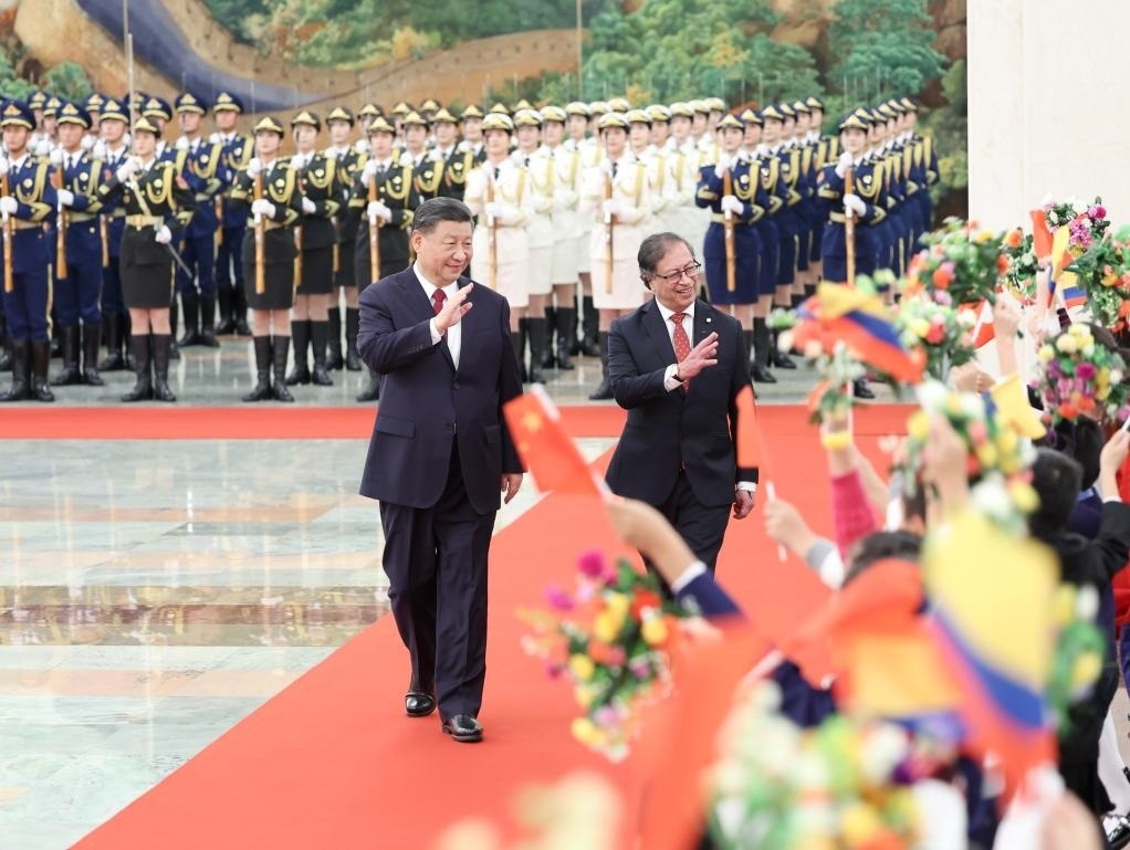 10月25日下午，國(guó)家主席習(xí)近平在北京人民大會(huì)堂同來華進(jìn)行國(guó)事訪問的哥倫比亞總統(tǒng)佩特羅舉行會(huì)談。這是會(huì)談前，習(xí)近平在人民大會(huì)堂北大廳為佩特羅舉行歡迎儀式。