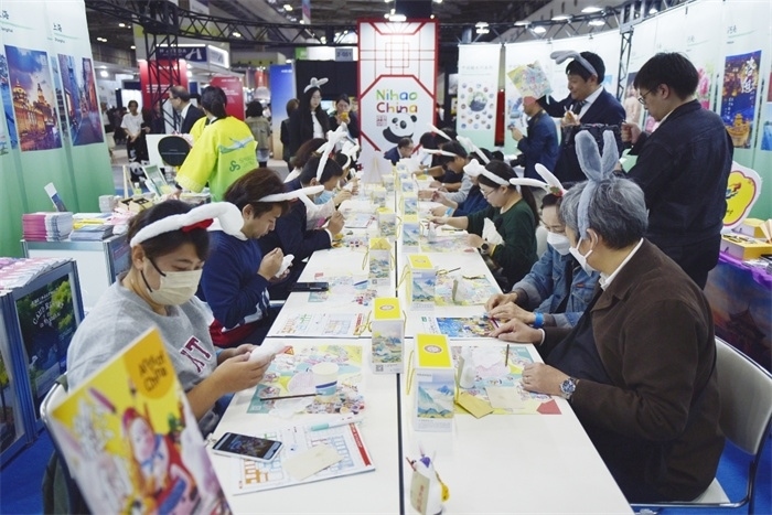 日本國際旅游博覽會中國展館北京非遺兔兒爺填色體驗工作坊。圖片由中國駐東京旅游辦事處提供