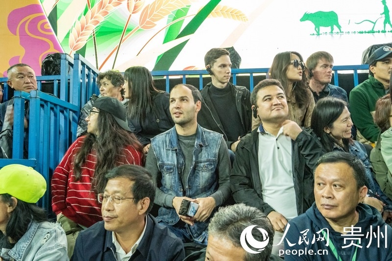 “村BA”決賽現(xiàn)場，看臺(tái)座無虛席。人民網(wǎng) 陽茜攝