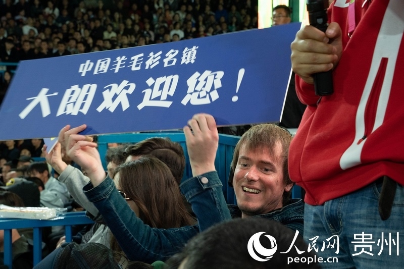外媒記者舉起手牌為運(yùn)動(dòng)員加油。人民網(wǎng) 陽茜攝