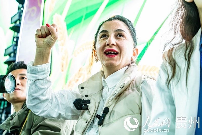 外媒記者在現(xiàn)場吶喊助威。人民網(wǎng) 陽茜攝