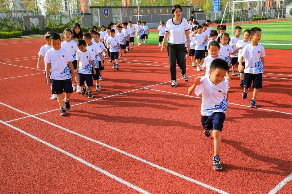 2023年9月，雄安史家胡同小學(xué)的學(xué)生們?cè)诓賵?chǎng)上活動(dòng)。新華社記者張鋮 攝