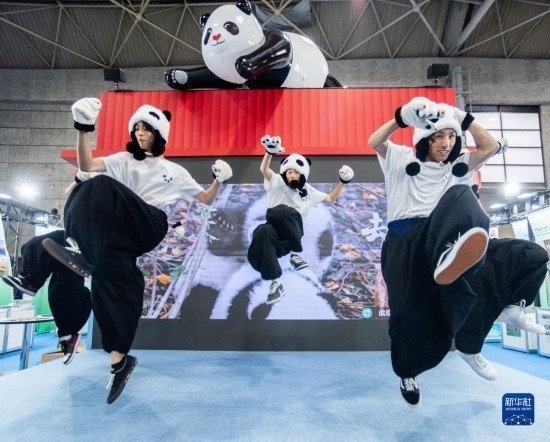  10月29日，街舞隊在日本大阪國際會展中心中國館表演街舞。新華社發(fā)（中國駐大阪旅游辦事處供圖）