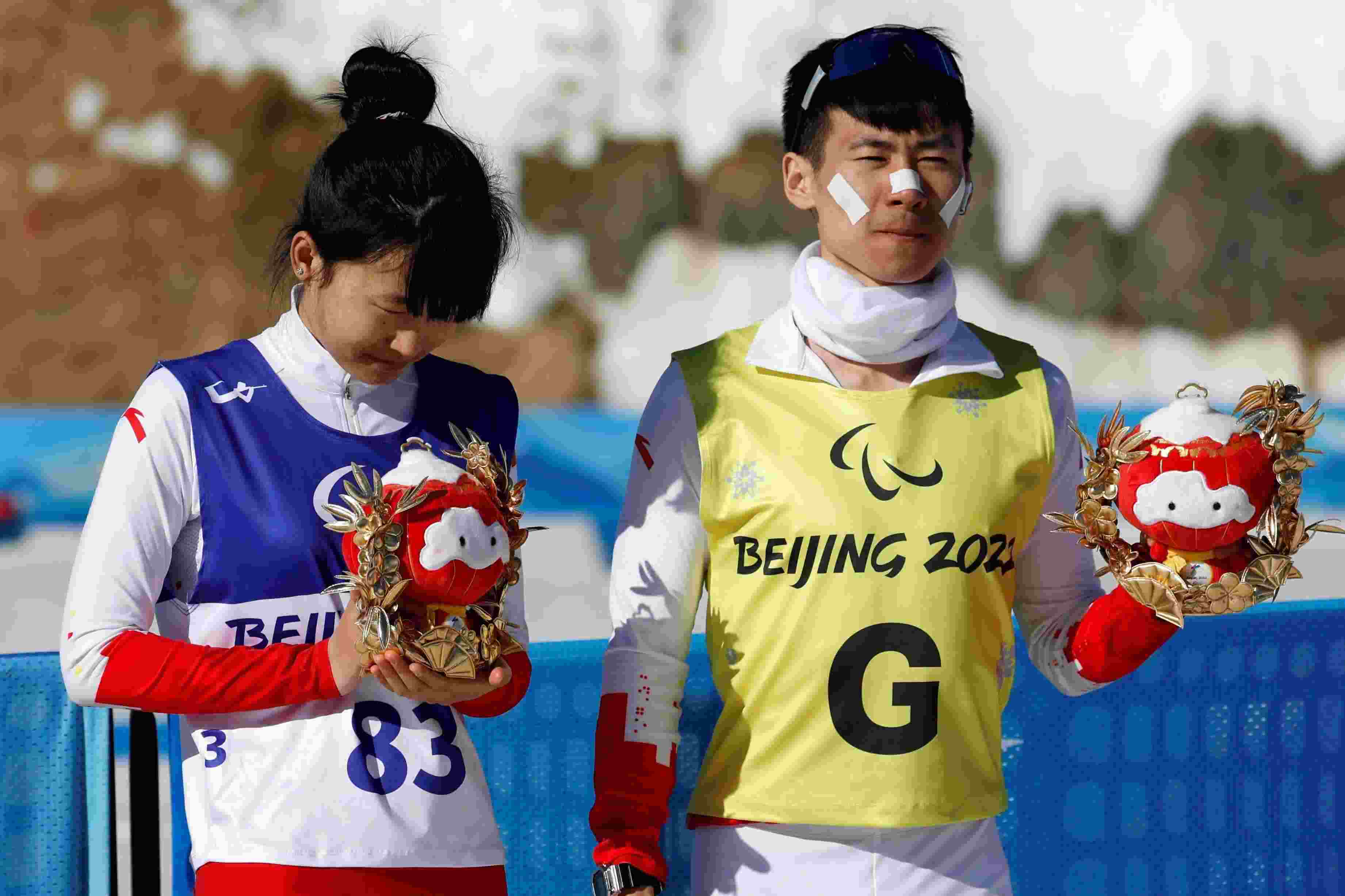 △2022年3月8日，在2022冬殘奧會殘奧冬季兩項女子中距離（視障）比賽中，中國選手王躍（左）獲季軍。